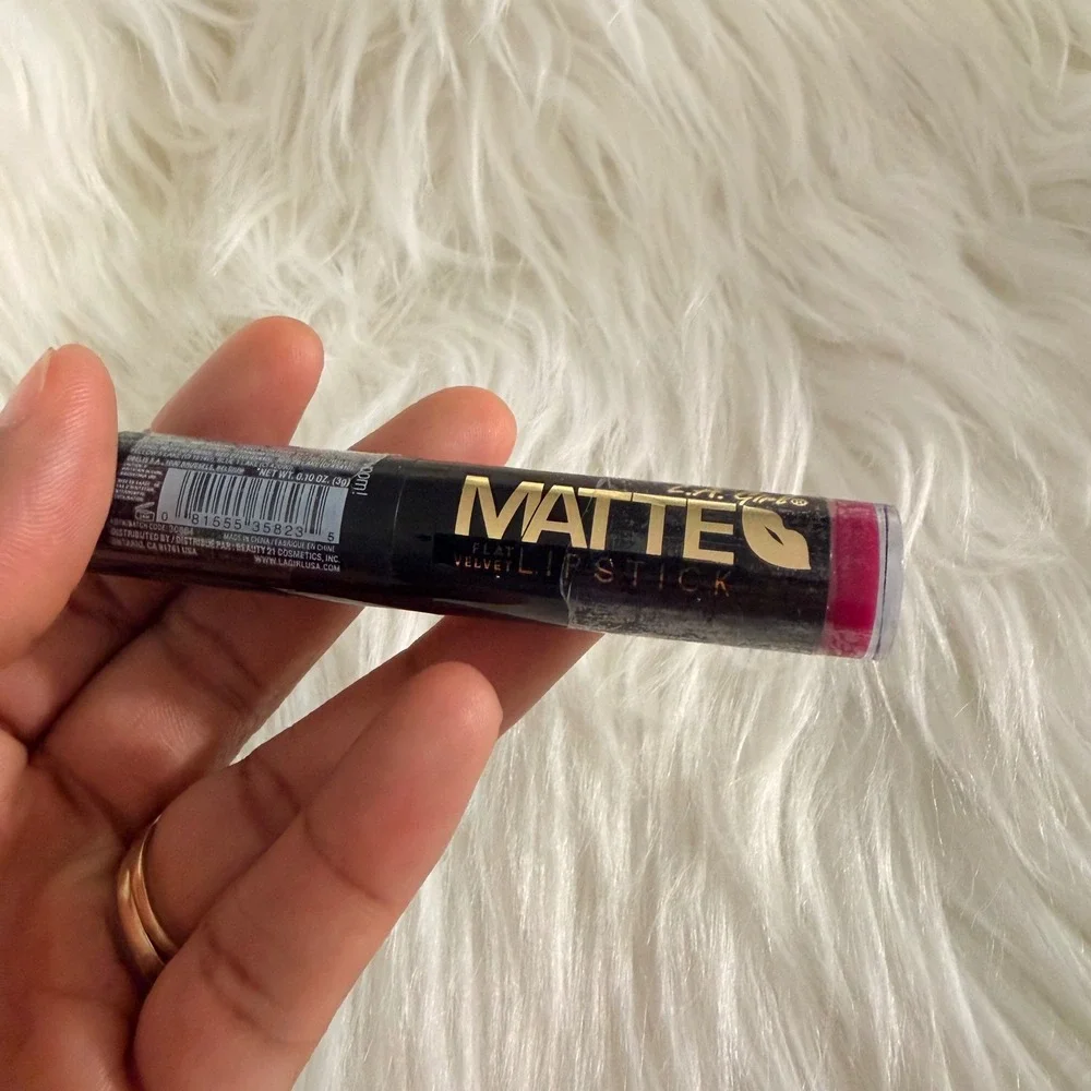 LA Girl Flat Velvet Matte Lipstick Womens 0.10oz Va Voom GLC823 New Sealed BERRY